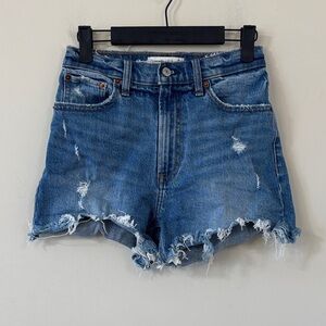 Abercrombie & Fitch The 4” Mom Short High Rise Curve Love Medium Wash Size 25
